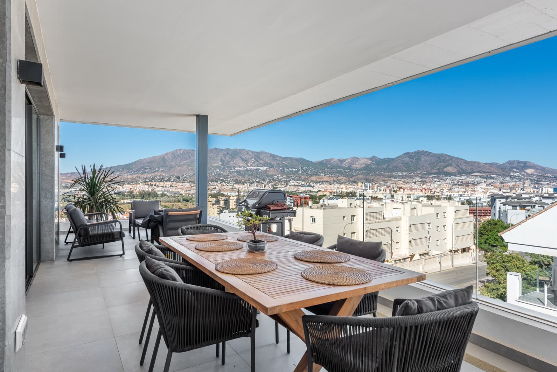 Elegancia moderna con vistas al mar y a la montaña en Fuengirola (con Licencia turística)