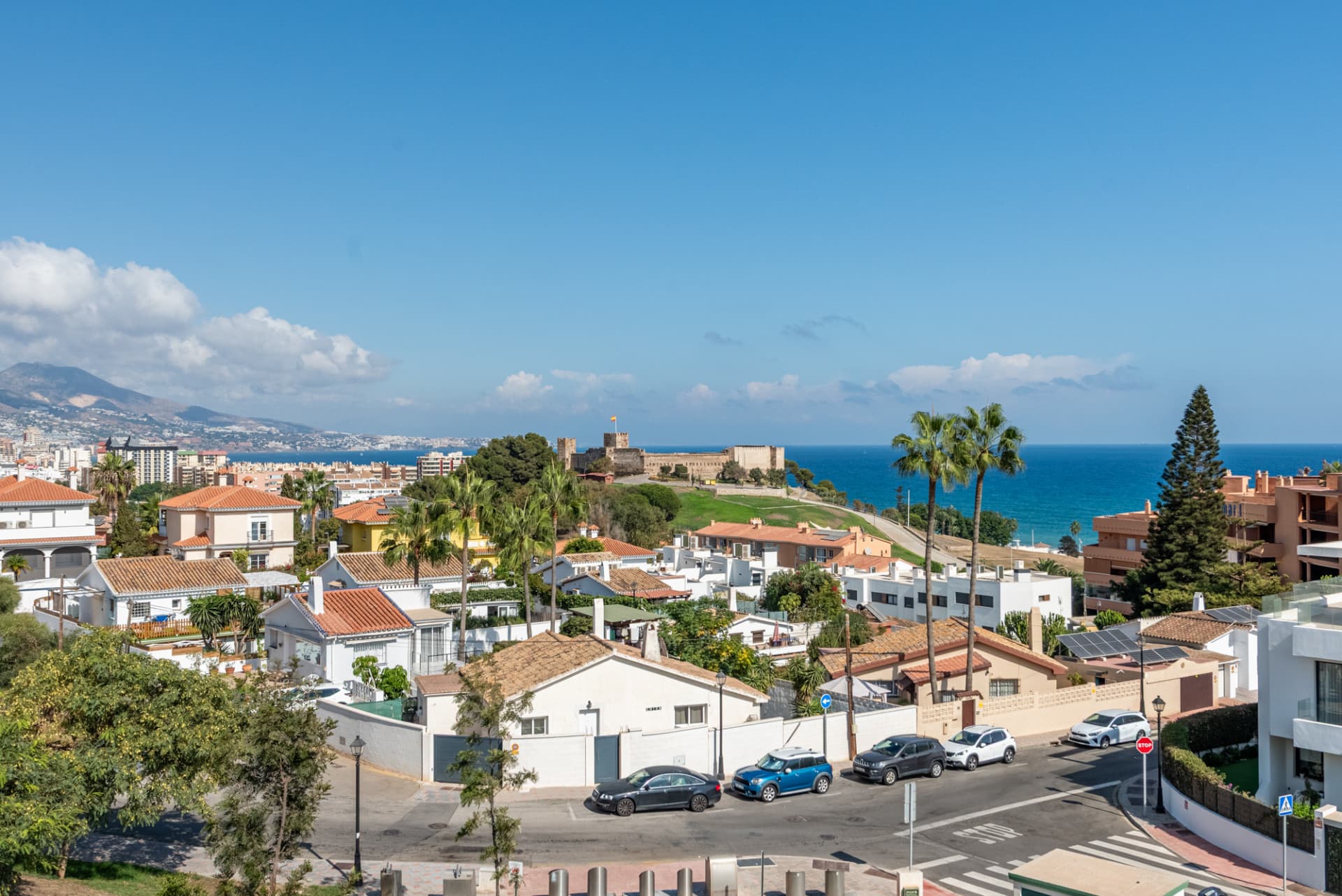 Elegancia moderna con vistas al mar y a la montaña en Fuengirola (con Licencia turística)
