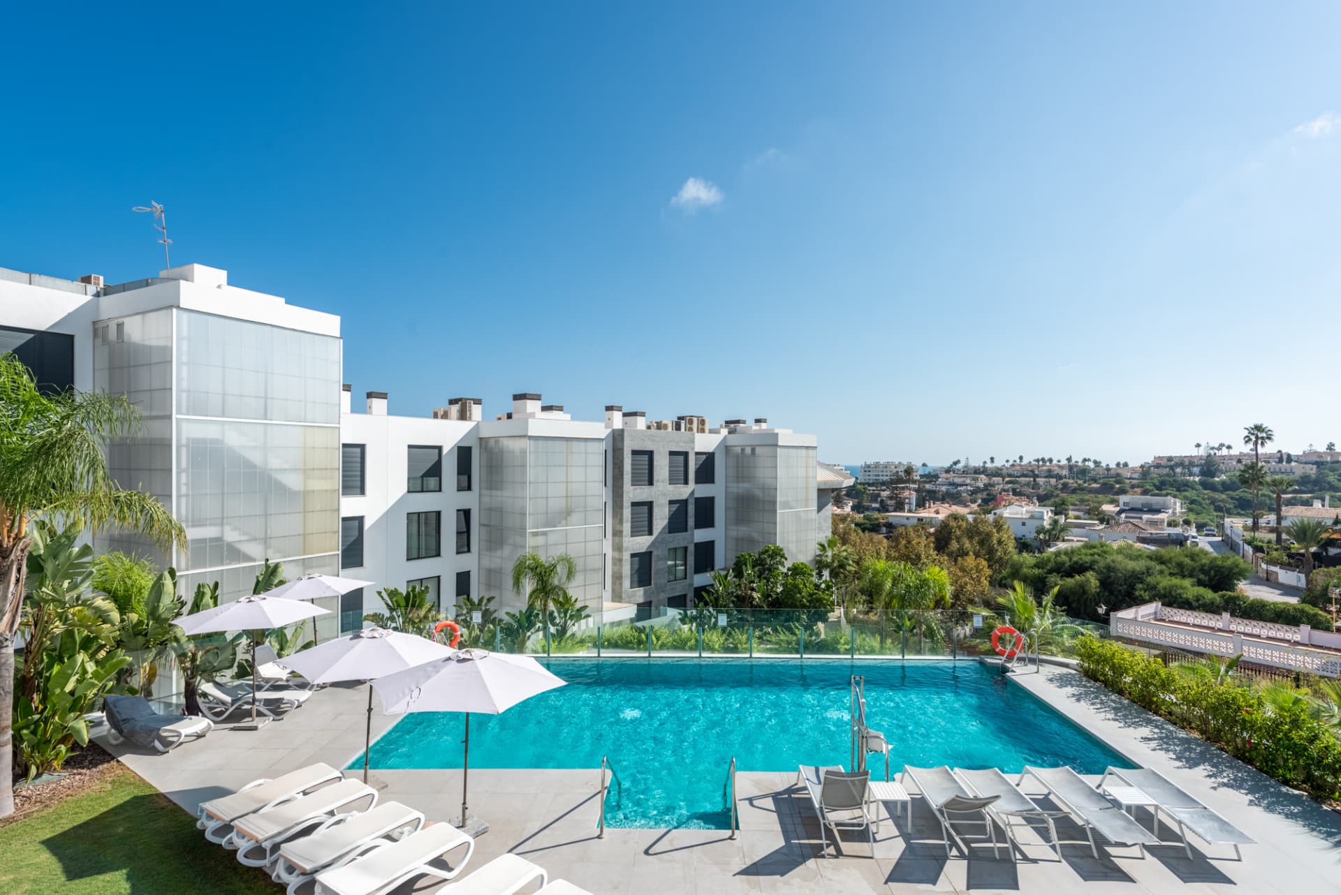 Elegancia moderna con vistas al mar y a la montaña en Fuengirola (con Licencia turística)