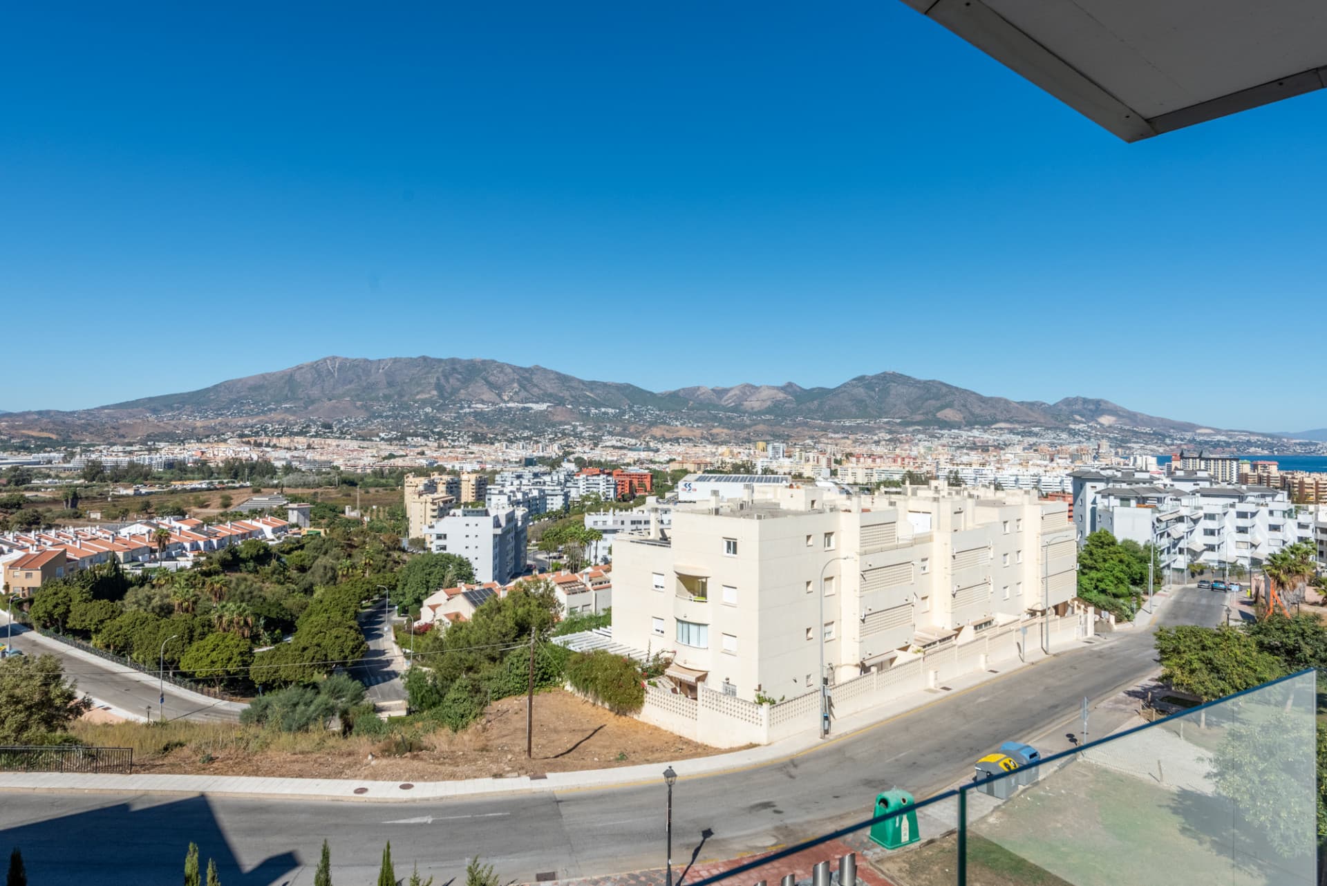 Elegancia moderna con vistas al mar y a la montaña en Fuengirola (con Licencia turística)