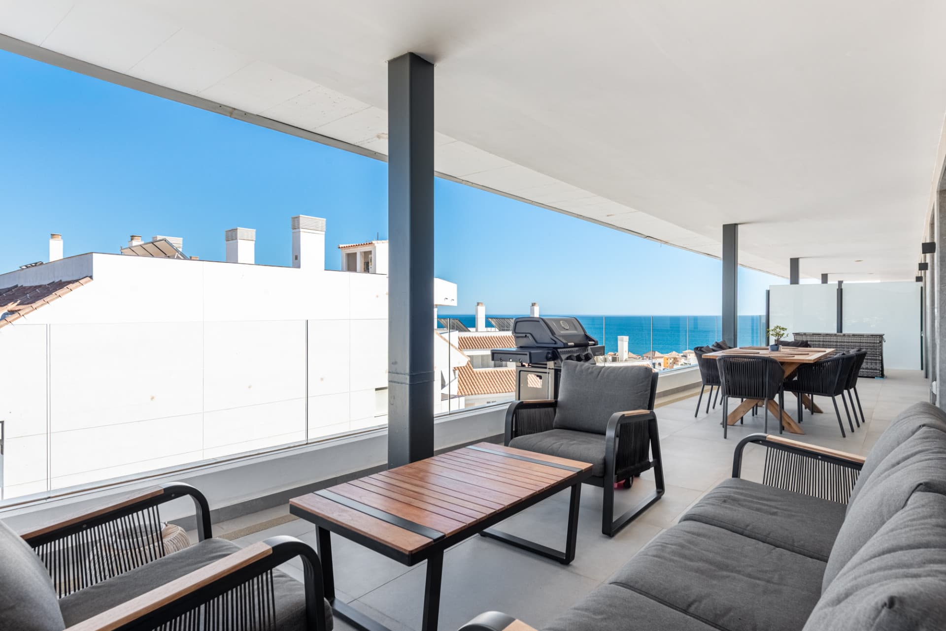Elegancia moderna con vistas al mar y a la montaña en Fuengirola (con Licencia turística)