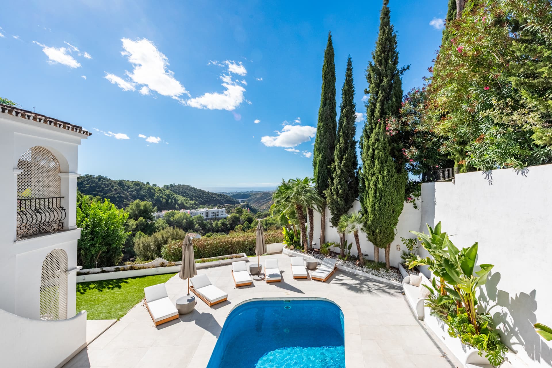 Semi-detached house with amazing viewings