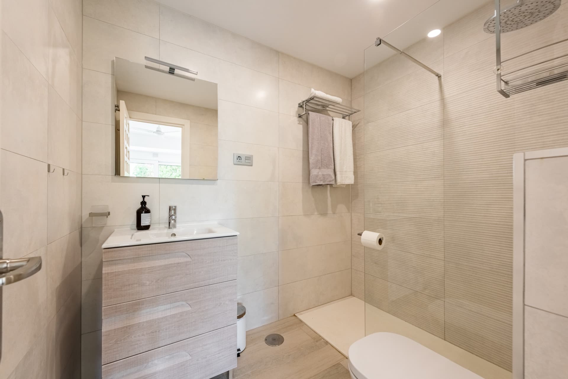 Semi-detached house with amazing viewings