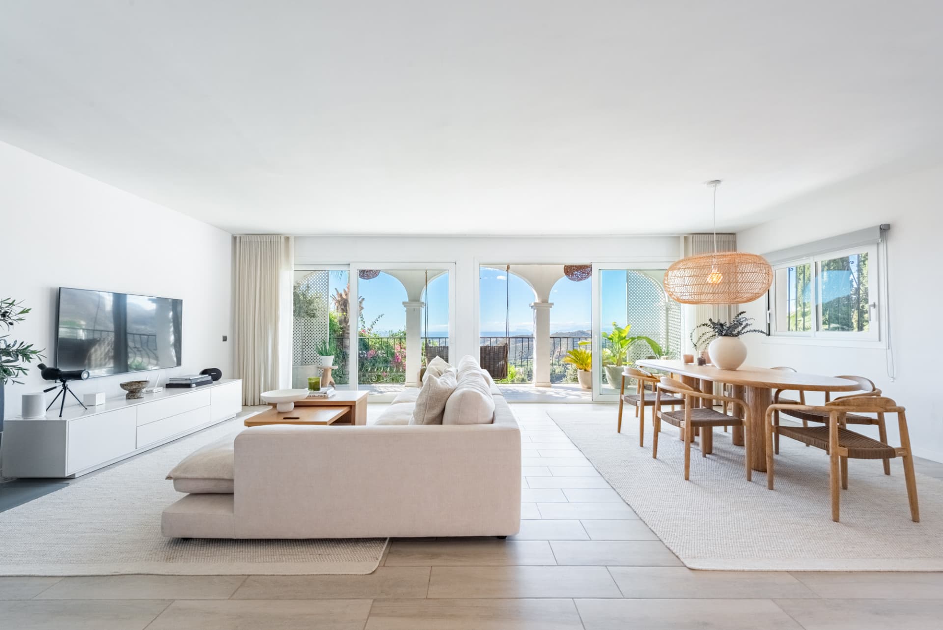 Semi-detached house with amazing viewings