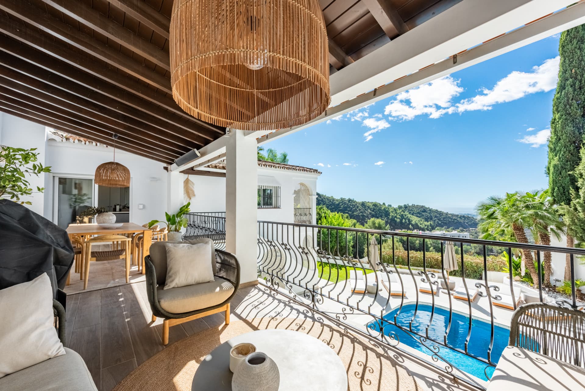 Semi-detached house with amazing viewings