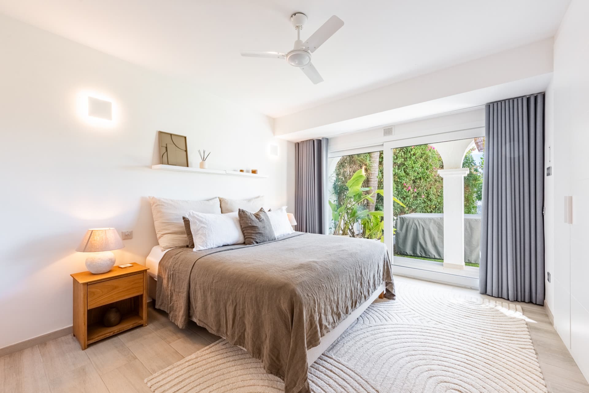 Semi-detached house with amazing viewings