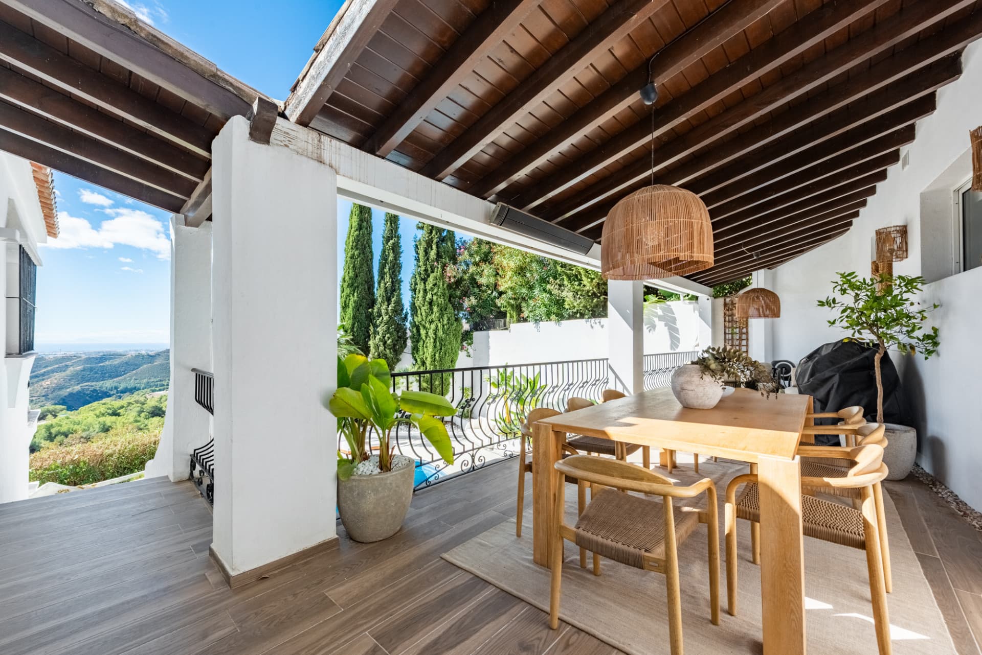 Semi-detached house with amazing viewings