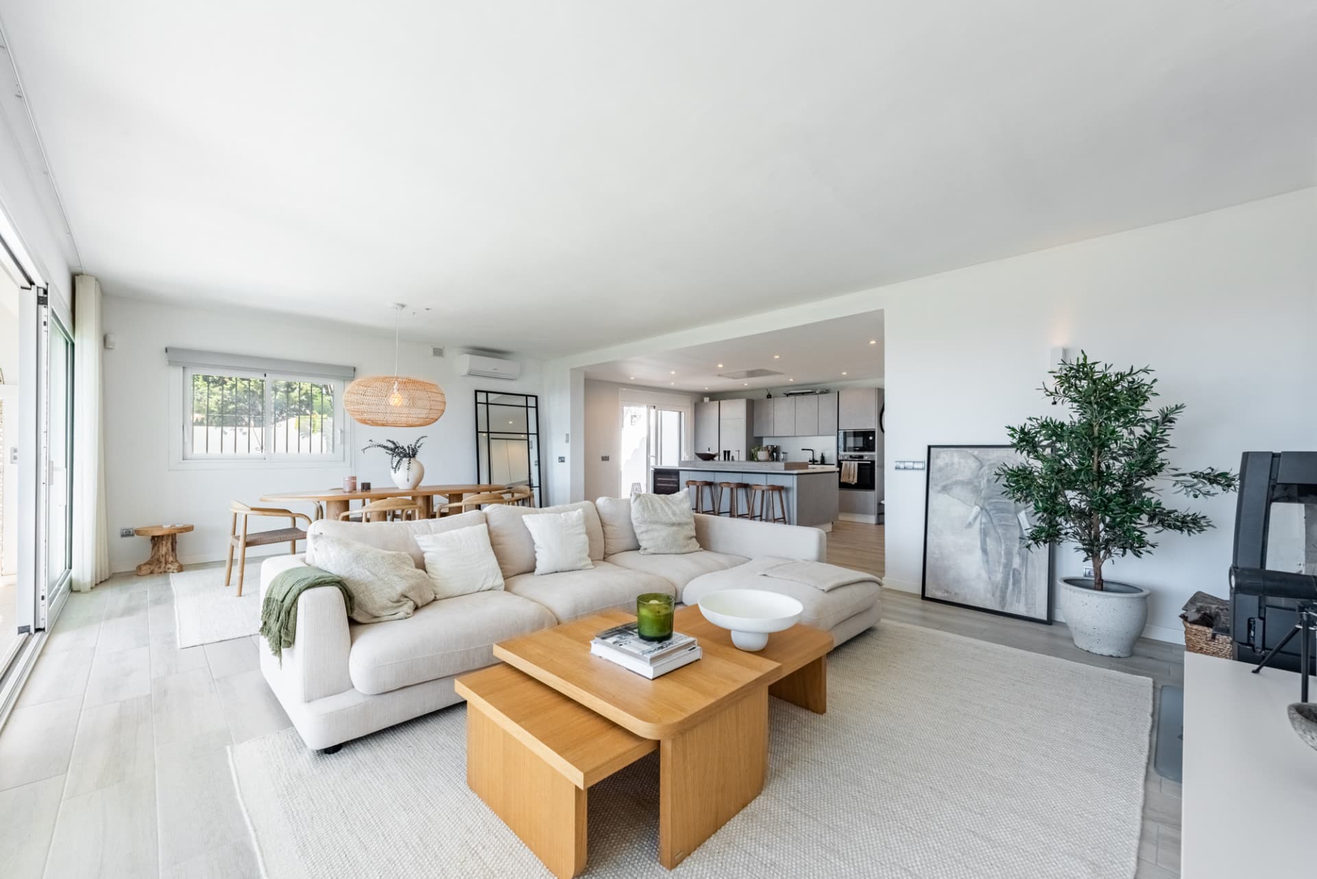 Semi-detached house with amazing viewings