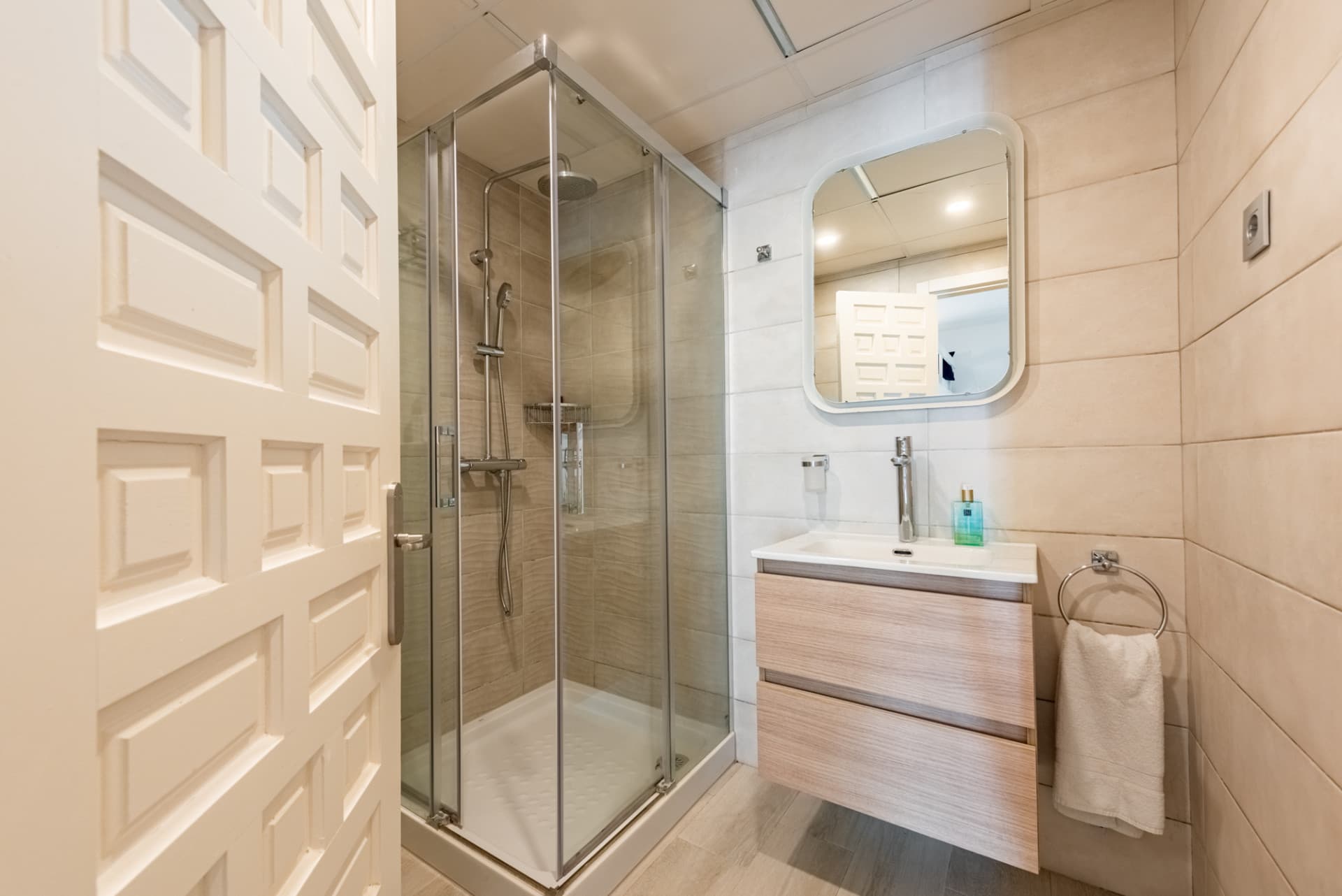 Semi-detached house with amazing viewings
