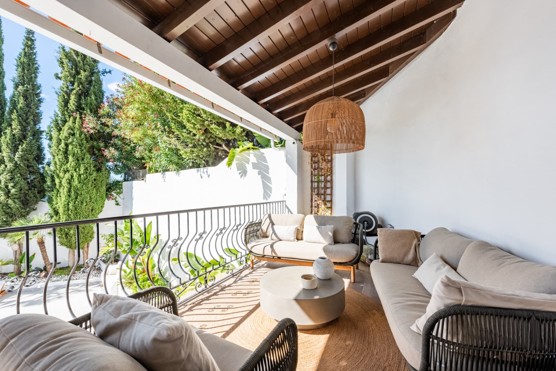 Semi-detached house with amazing viewings