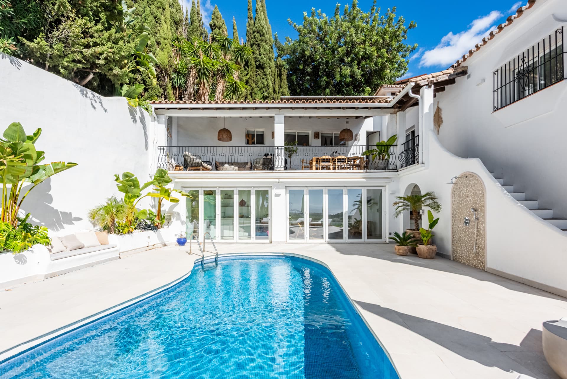 Semi-detached house with amazing viewings