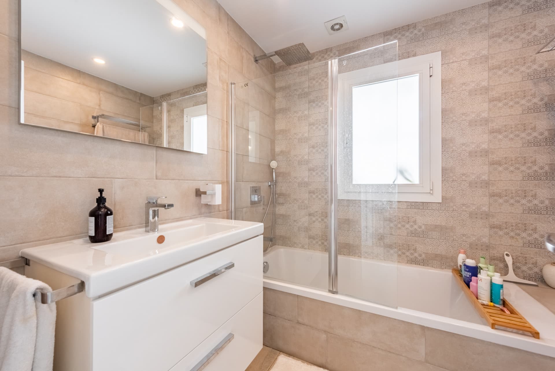 Semi-detached house with amazing viewings