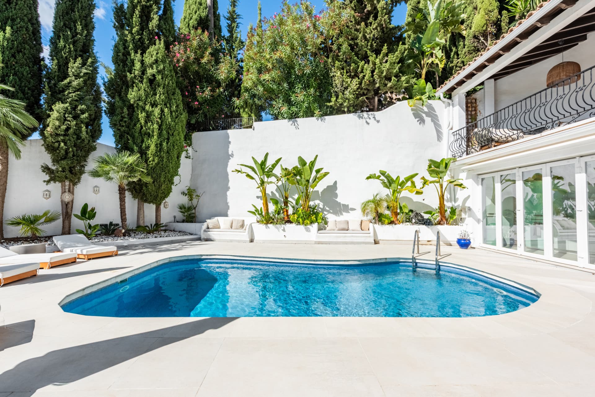 Semi-detached house with amazing viewings
