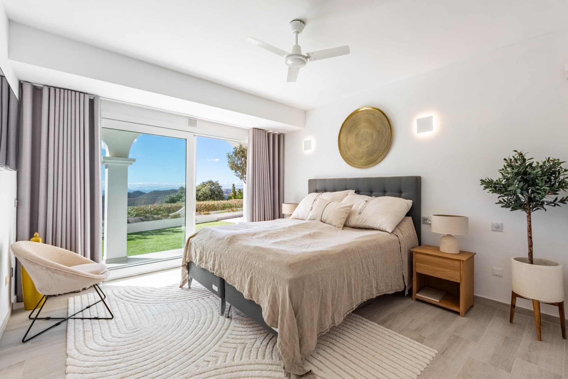 Semi-detached house with amazing viewings