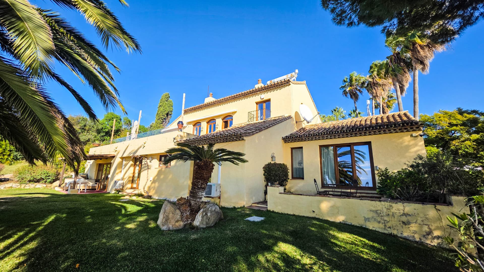 Spacious villa on an equally spacious plot in Bahía Dorada