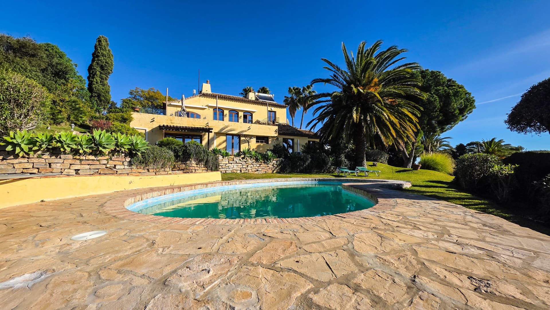 Spacious villa on an equally spacious plot in Bahía Dorada