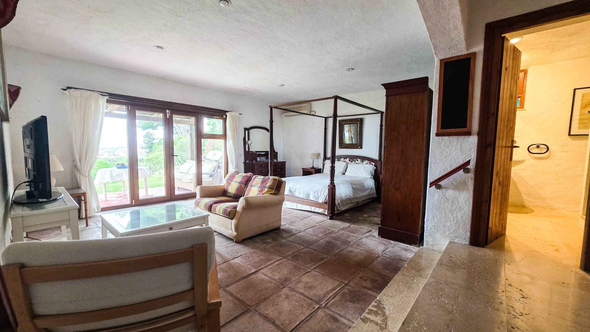 Spacious villa on an equally spacious plot in Bahía Dorada