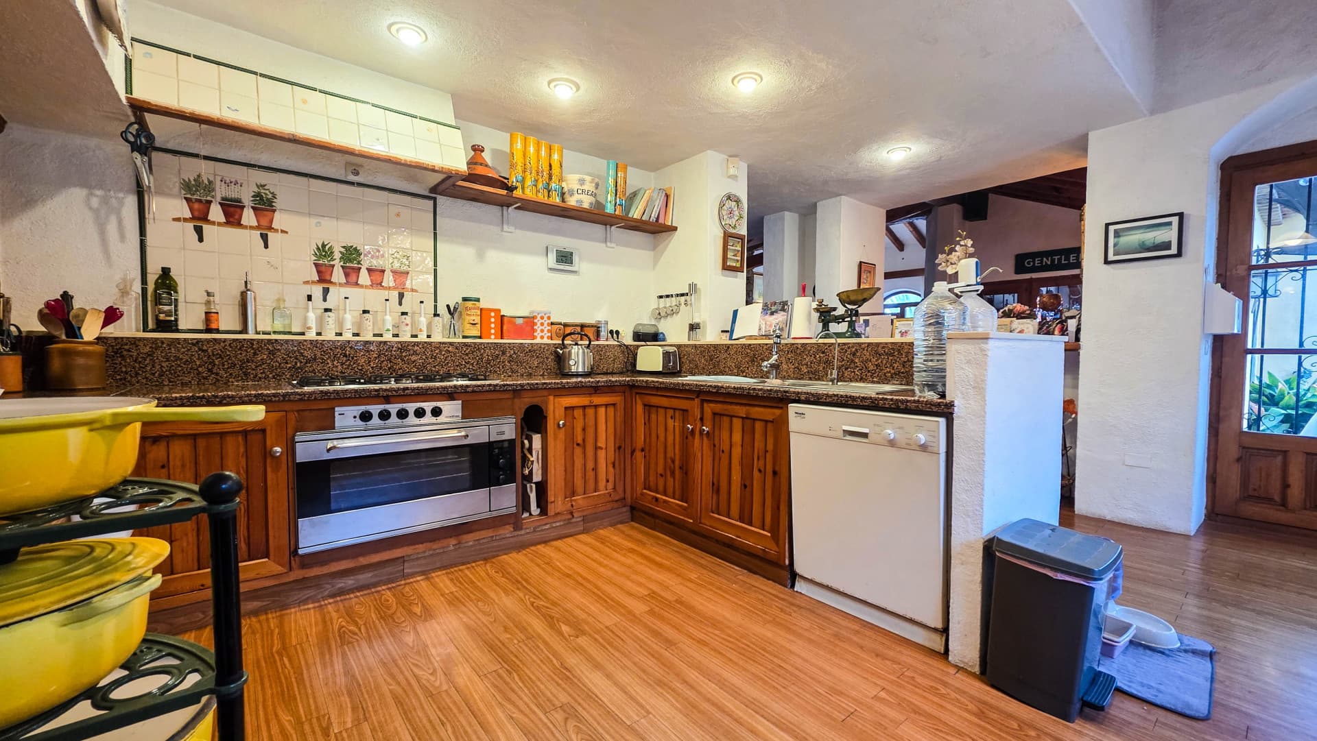 Spacious villa on an equally spacious plot in Bahía Dorada