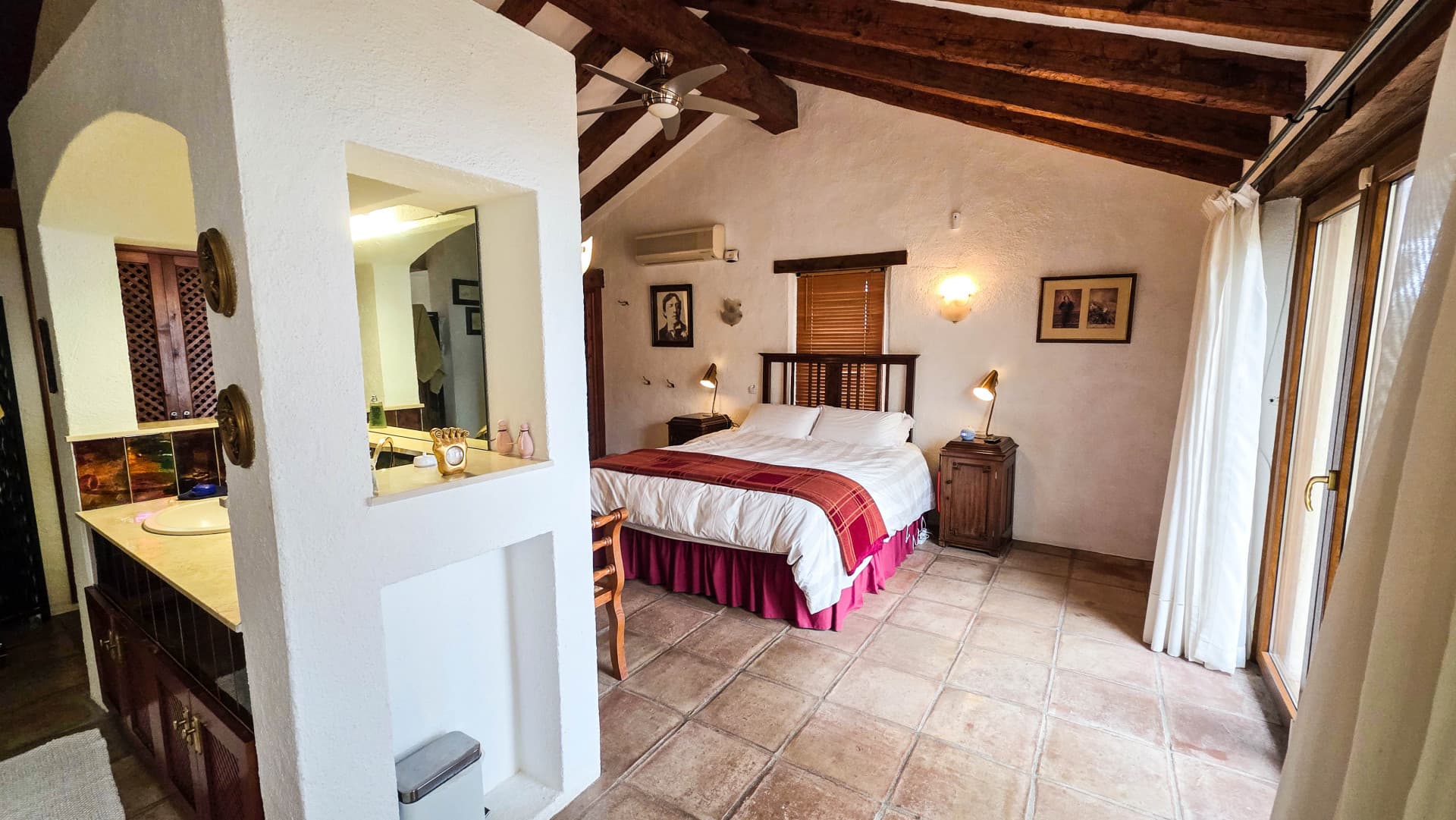 Spacious villa on an equally spacious plot in Bahía Dorada
