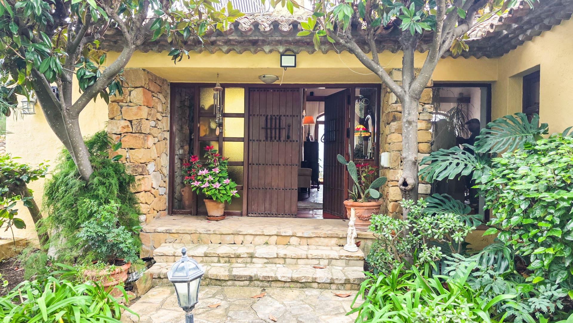 Spacious villa on an equally spacious plot in Bahía Dorada