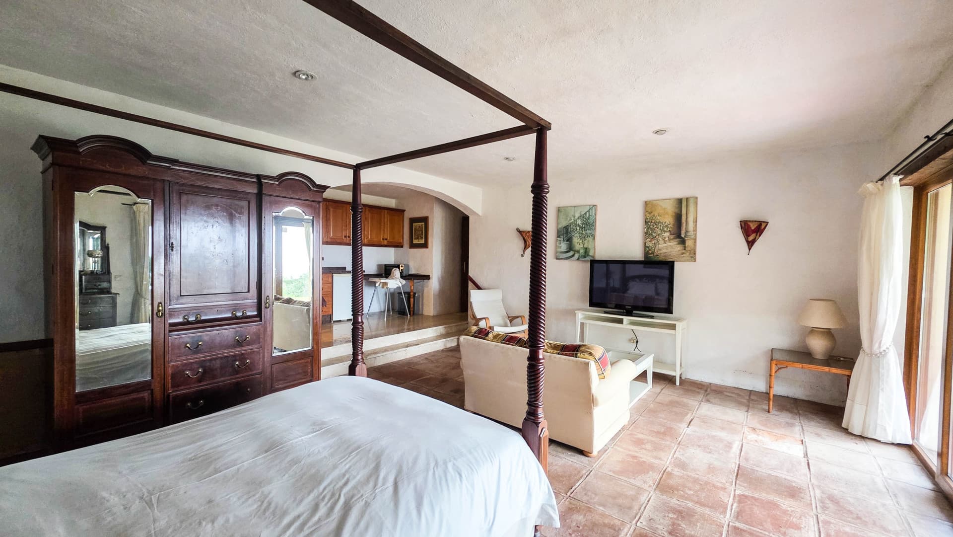 Spacious villa on an equally spacious plot in Bahía Dorada