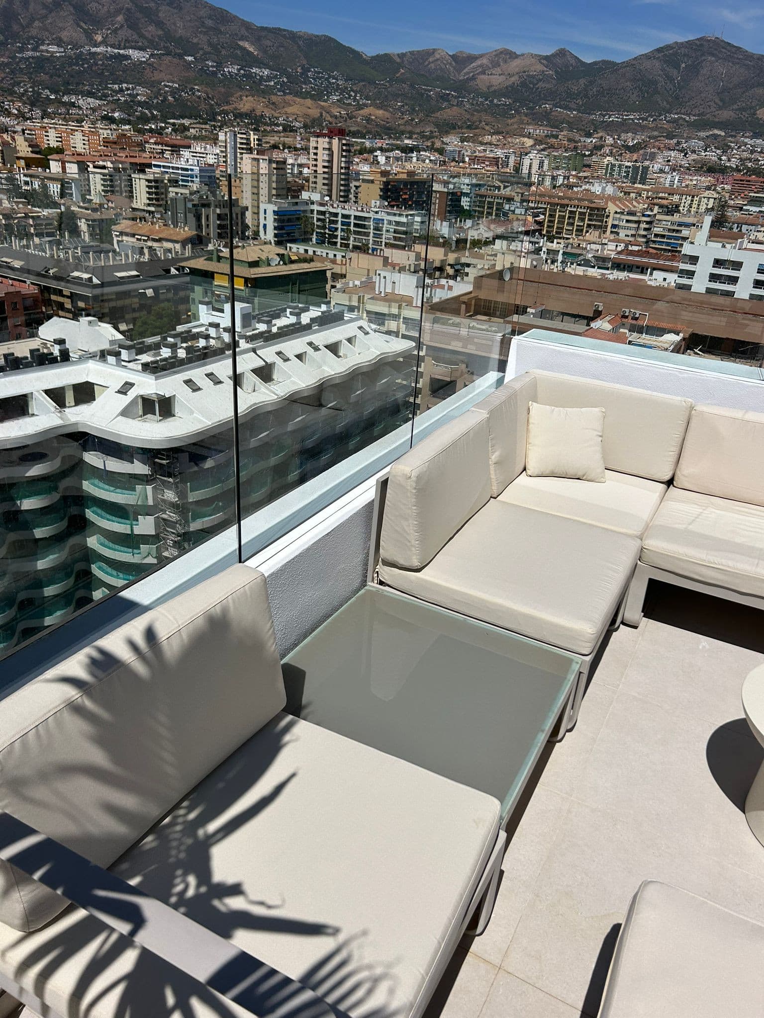 Exklusivt strandnära Penthouse i 2 Plan med Privat Pool & Panoramautsikt – 182 m²