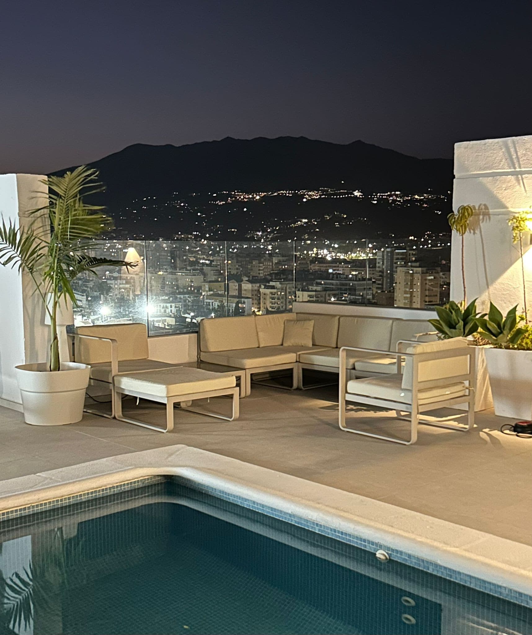 Exklusivt strandnära Penthouse i 2 Plan med Privat Pool & Panoramautsikt – 182 m²