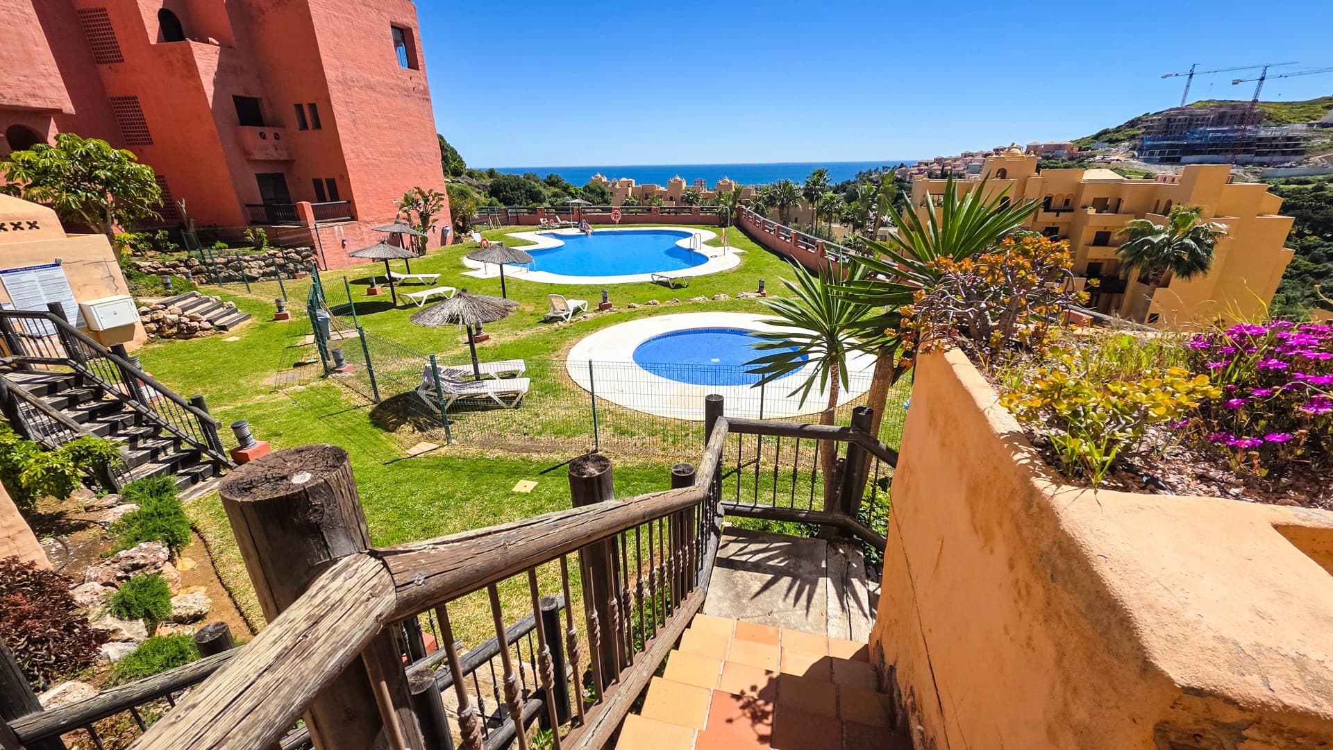 Apartamento en planta baja con gran terraza y vistas al mar en La Duquesa