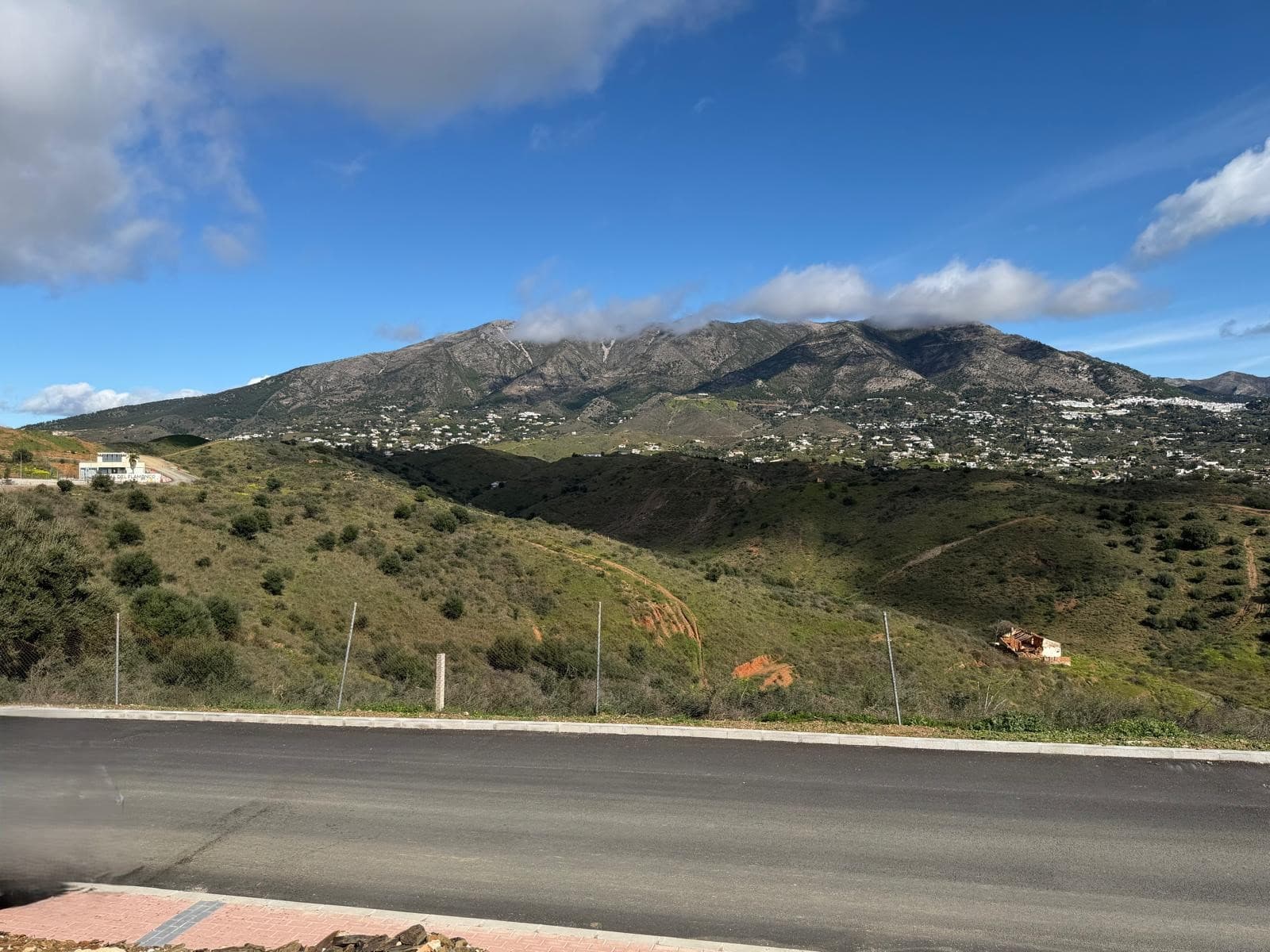 Plan tomt med vacker utsikt i Lomas del Flamenco, nära Mijas Golf!