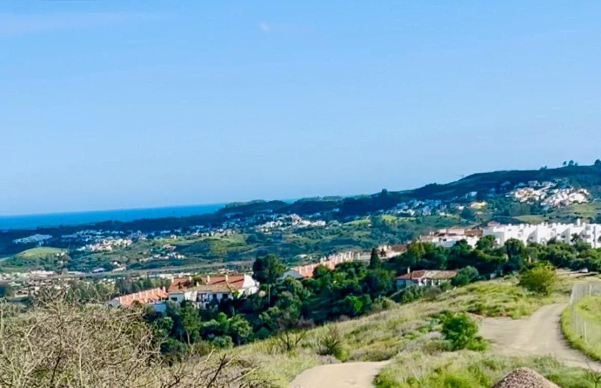 Plan tomt med vacker utsikt i Lomas del Flamenco, nära Mijas Golf!