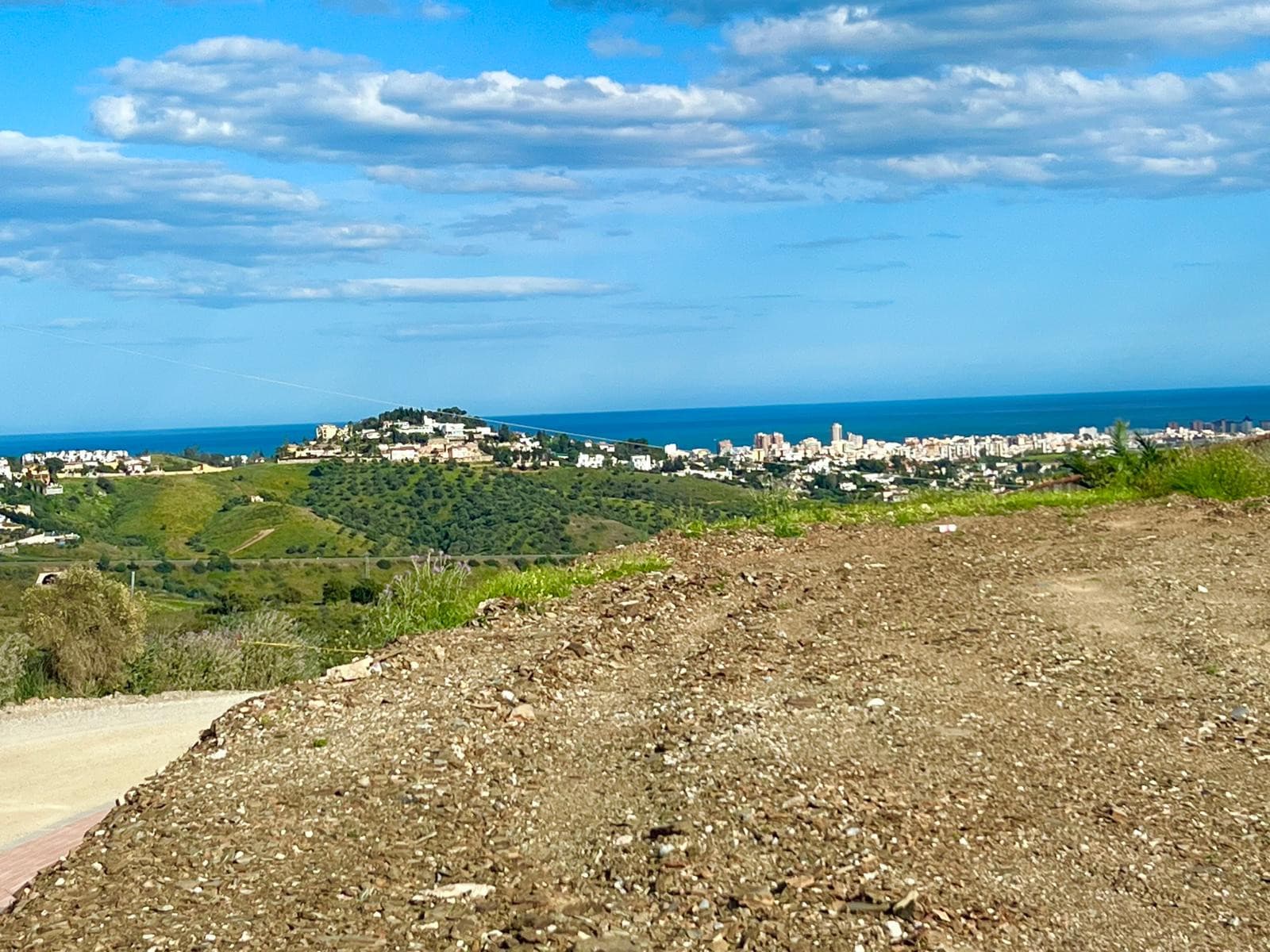 Plan tomt med vacker utsikt i Lomas del Flamenco, nära Mijas Golf!