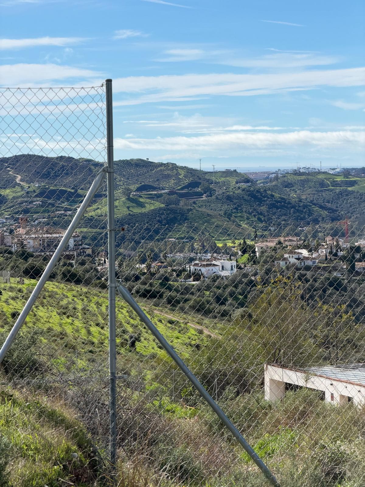 Plan tomt med vacker utsikt i Lomas del Flamenco, nära Mijas Golf!
