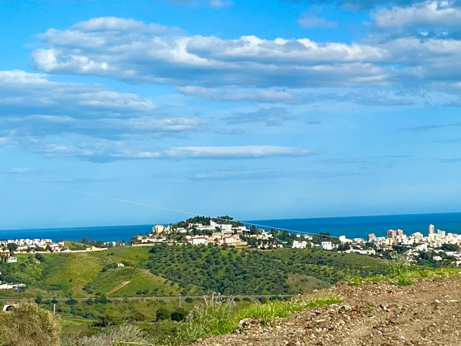 Parcela llana con preciosas vistas en Lomas del Flamenco, cerca de Mijas Golf.