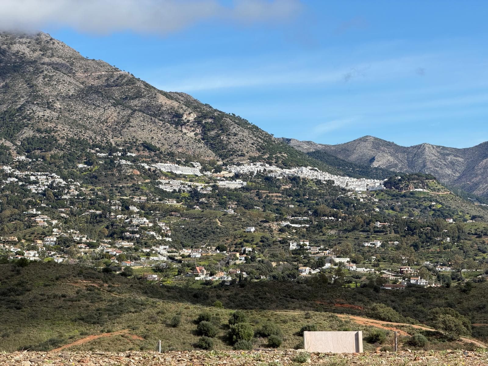 Plan tomt med vacker utsikt i Lomas del Flamenco, nära Mijas Golf!