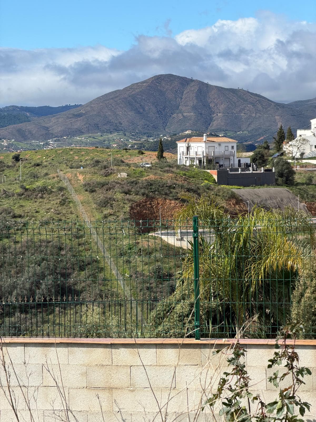 Plan tomt med vacker utsikt i Lomas del Flamenco, nära Mijas Golf!