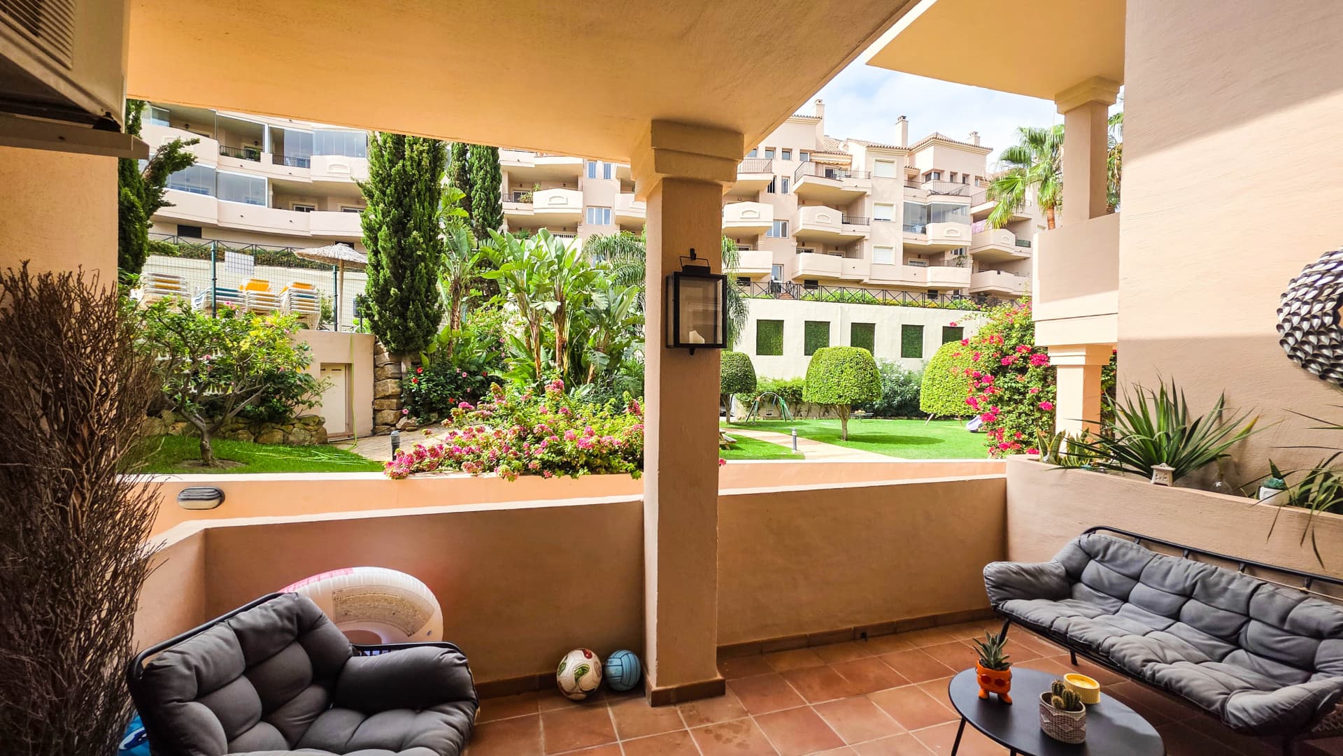 Ground Floor Apartment with Panoramic Views and Two Terraces in La Duquesa