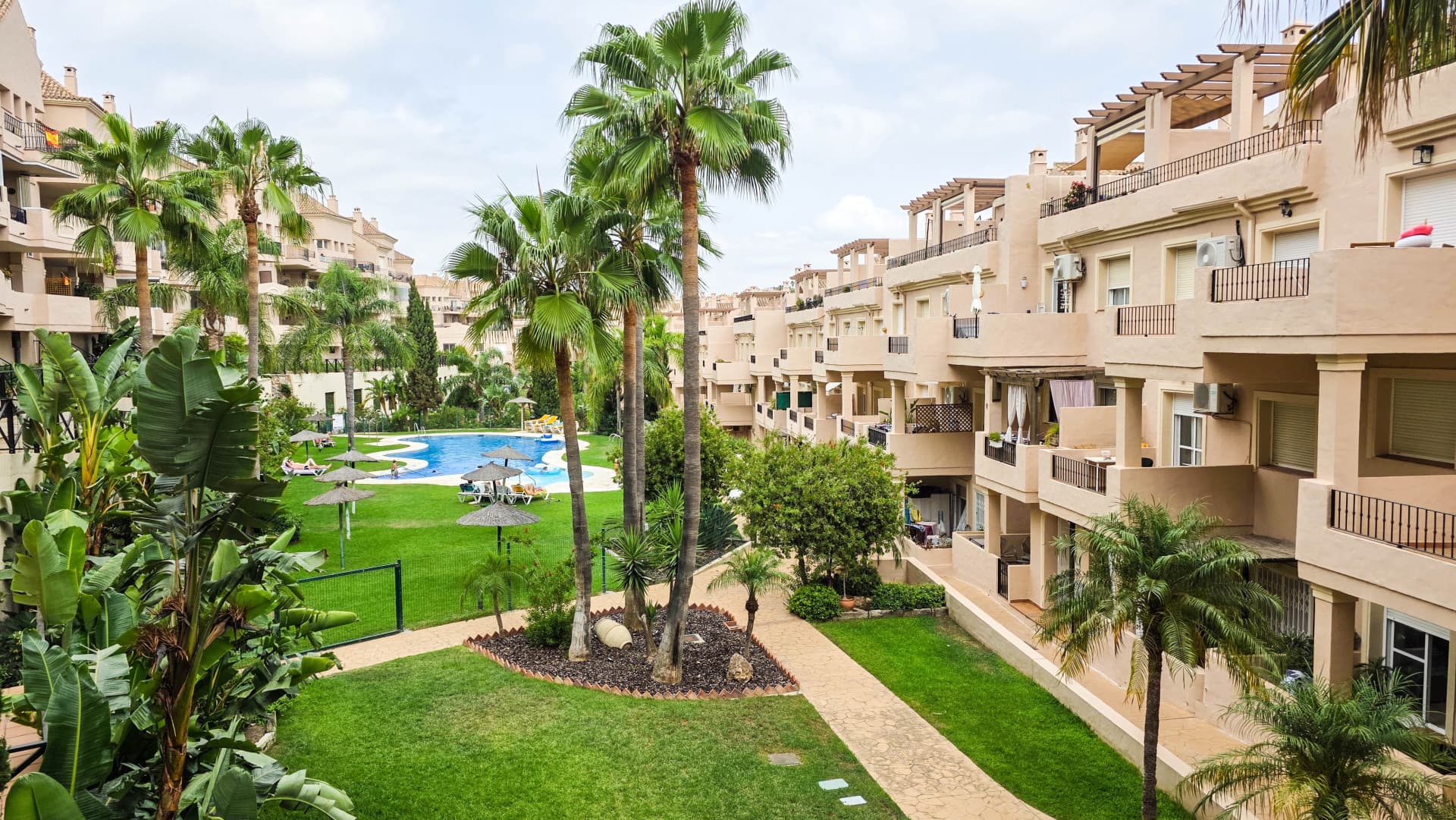 Ground Floor Apartment with Panoramic Views and Two Terraces in La Duquesa