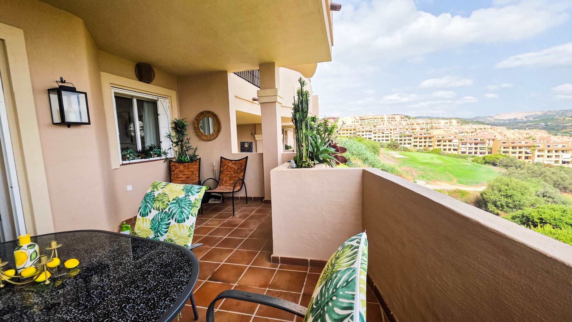 Ground Floor Apartment with Panoramic Views and Two Terraces in La Duquesa