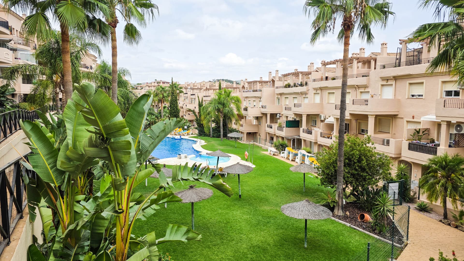 Ground Floor Apartment with Panoramic Views and Two Terraces in La Duquesa