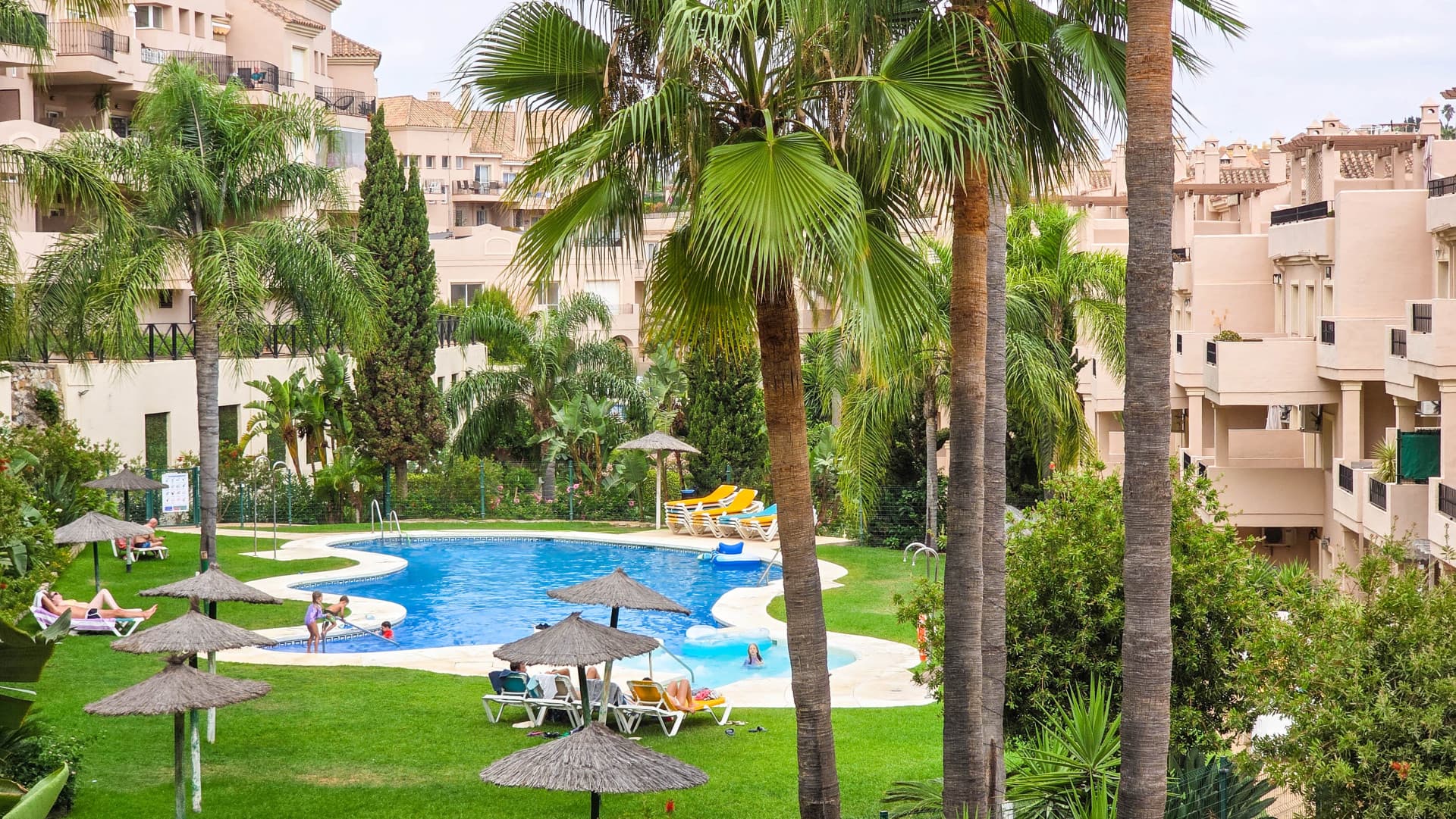 Ground Floor Apartment with Panoramic Views and Two Terraces in La Duquesa