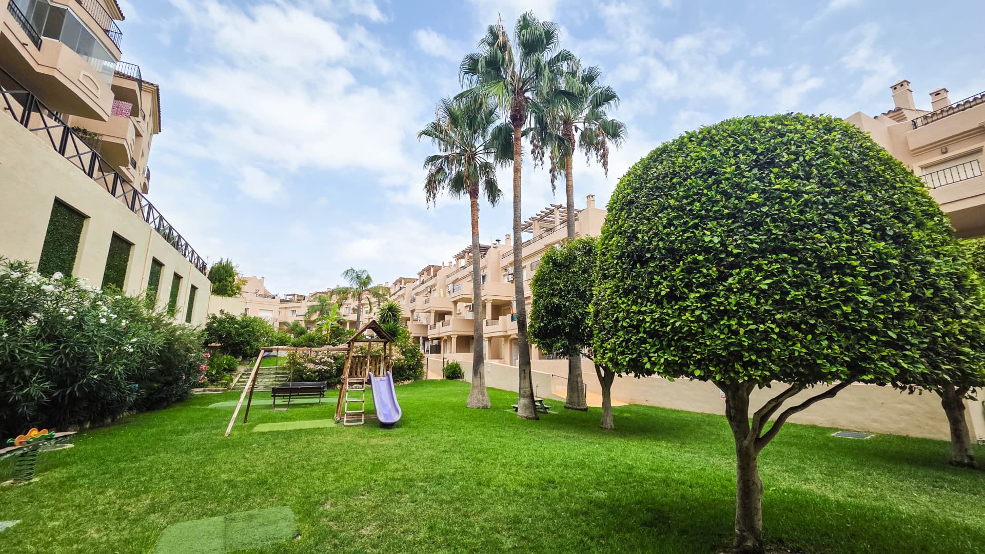 Ground Floor Apartment with Panoramic Views and Two Terraces in La Duquesa