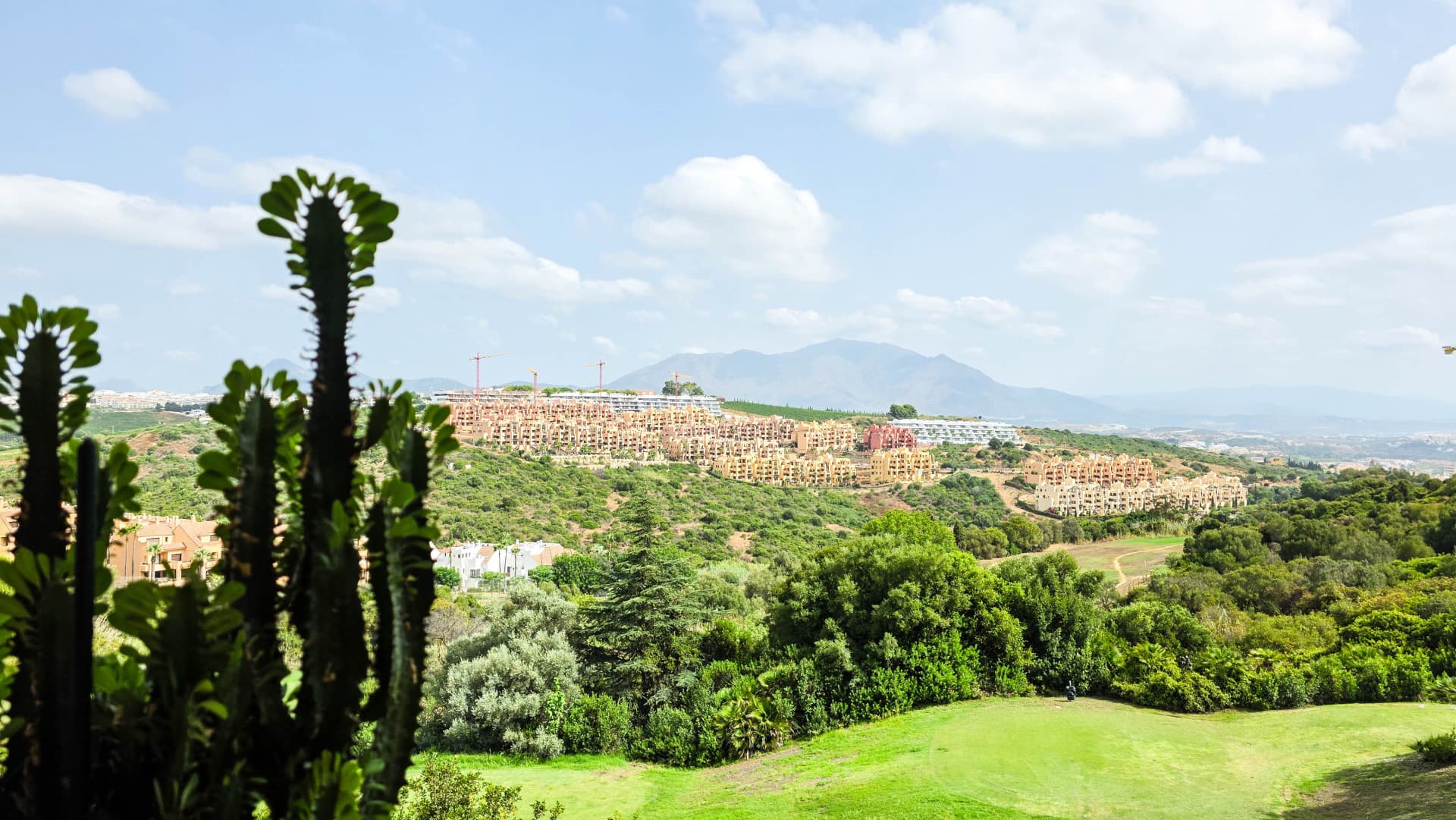 Ground Floor Apartment with Panoramic Views and Two Terraces in La Duquesa