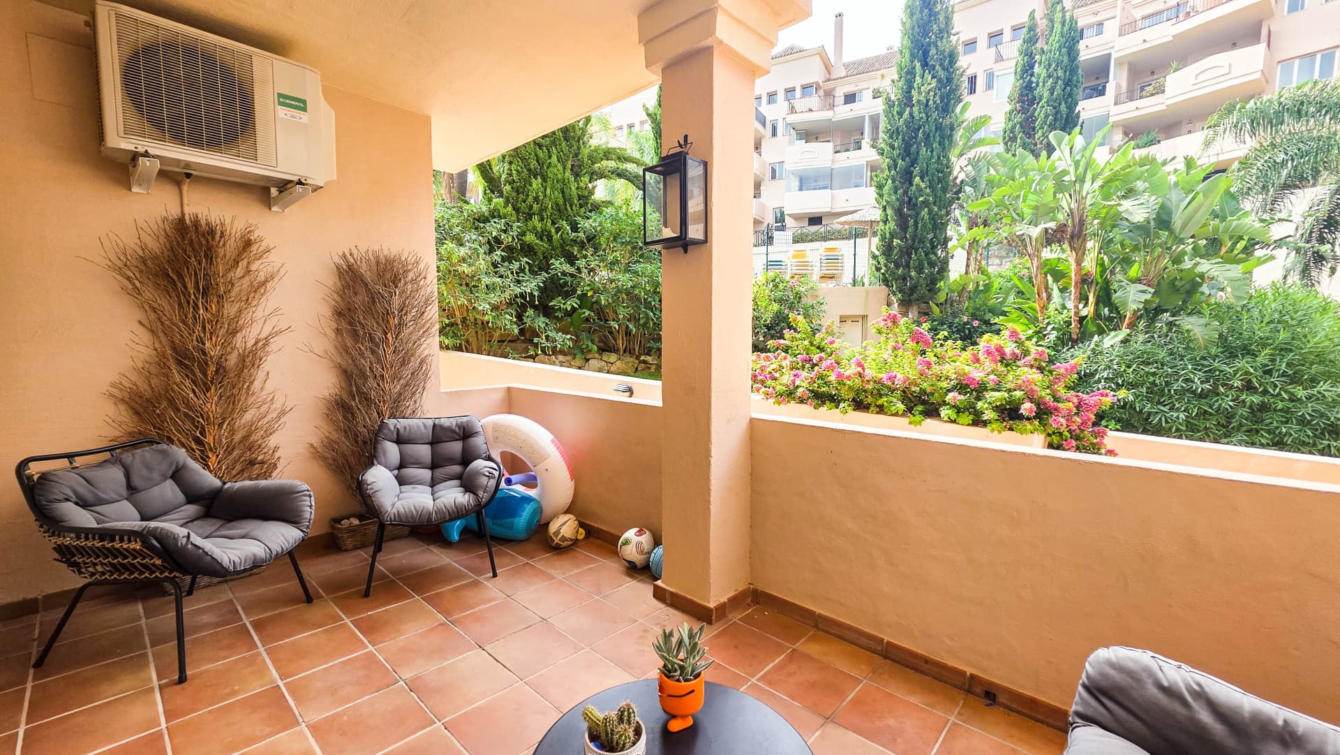 Ground Floor Apartment with Panoramic Views and Two Terraces in La Duquesa