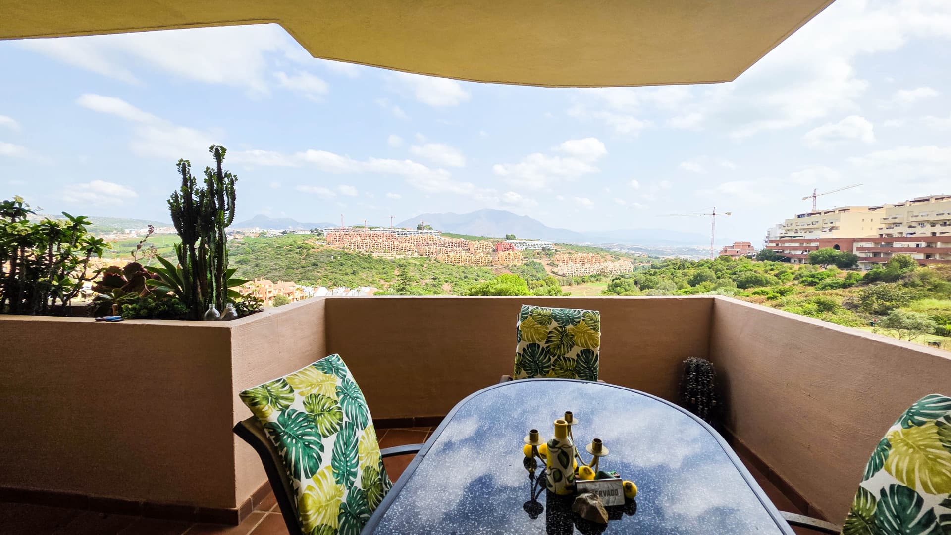 Apartamento en Planta Baja con Vistas Panorámicas y Dos Terrazas en La Duquesa