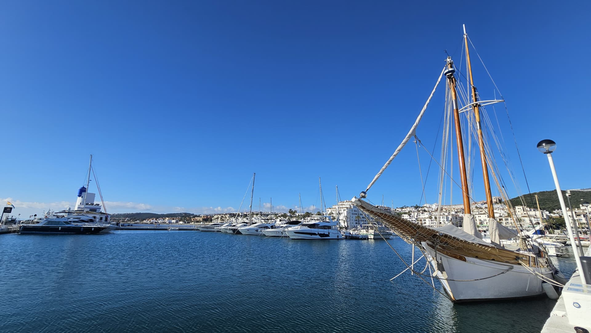 Ground Floor Apartment with Panoramic Views and Two Terraces in La Duquesa