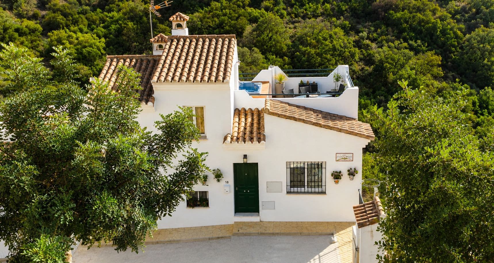 Encantadora Casa Adosada con Vistas Panorámicas a la Montaña y al Mar en Casares