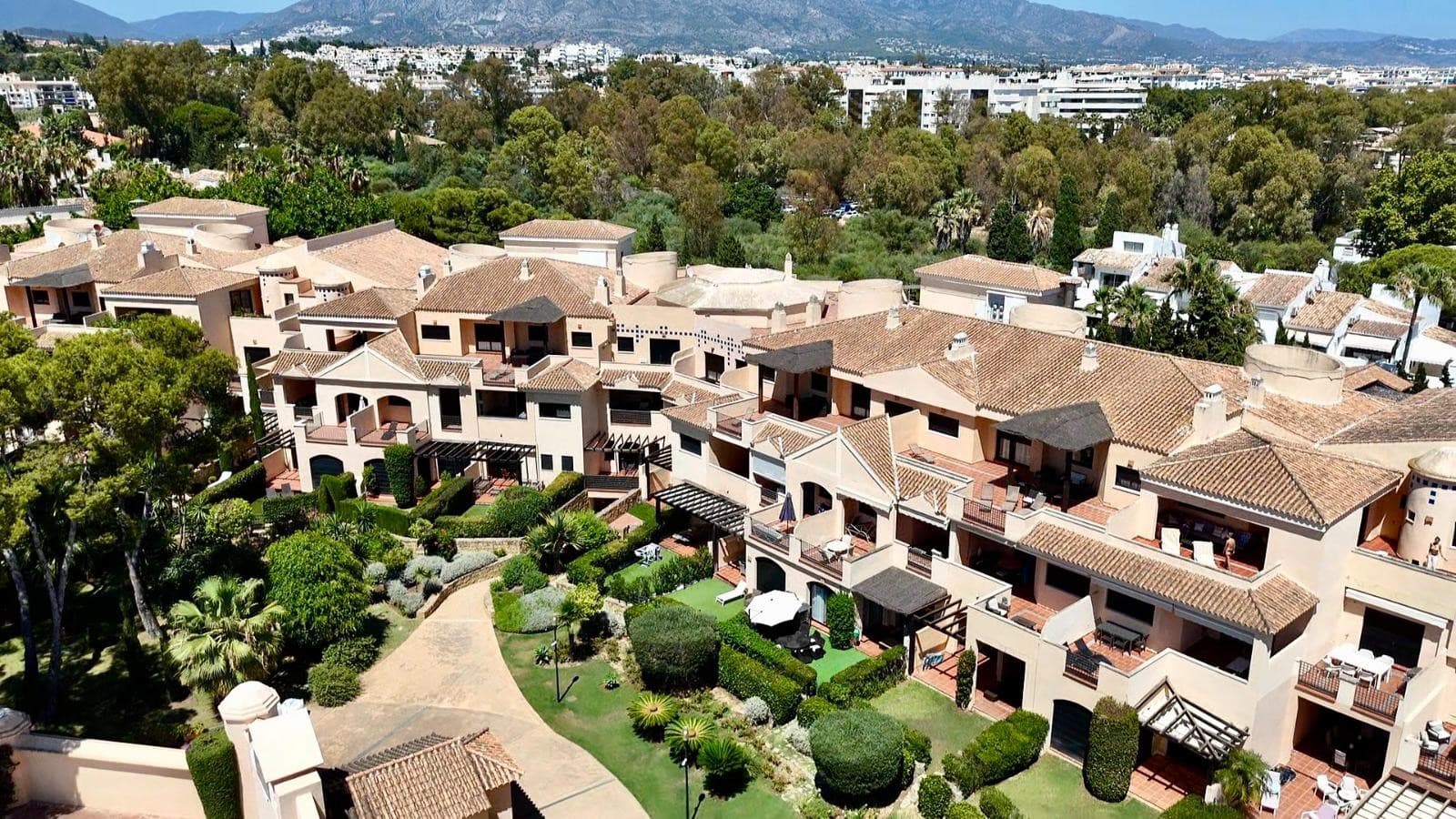 Exclusive Beachside Apartment in Las Mimosas, Walking Distance to Puerto Banús & Mistral Beach
