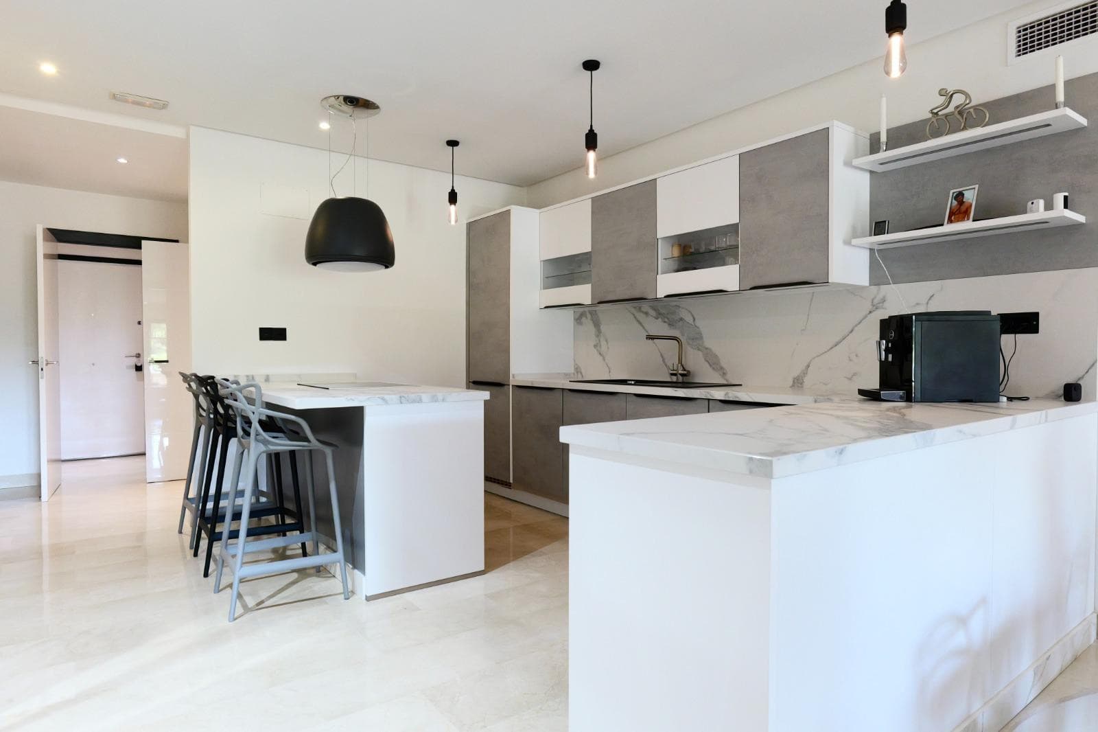 Exclusive Beachside Apartment in Las Mimosas, Walking Distance to Puerto Banús & Mistral Beach