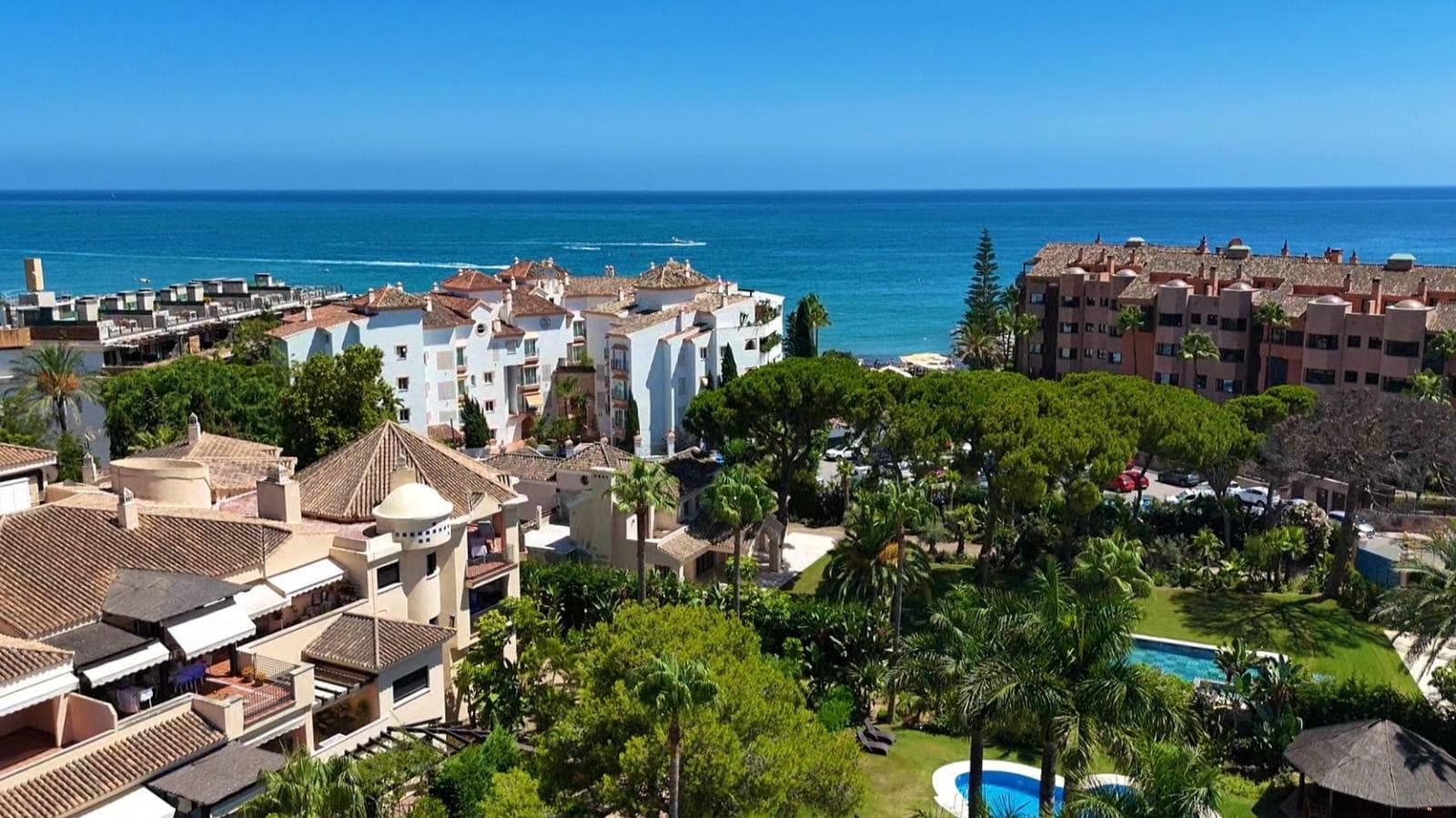 Exclusive Beachside Apartment in Las Mimosas, Walking Distance to Puerto Banús & Mistral Beach
