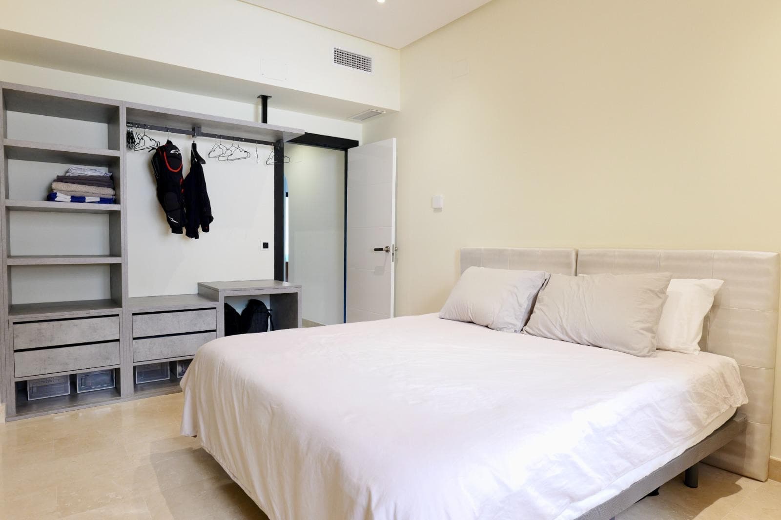 Exclusive Beachside Apartment in Las Mimosas, Walking Distance to Puerto Banús & Mistral Beach